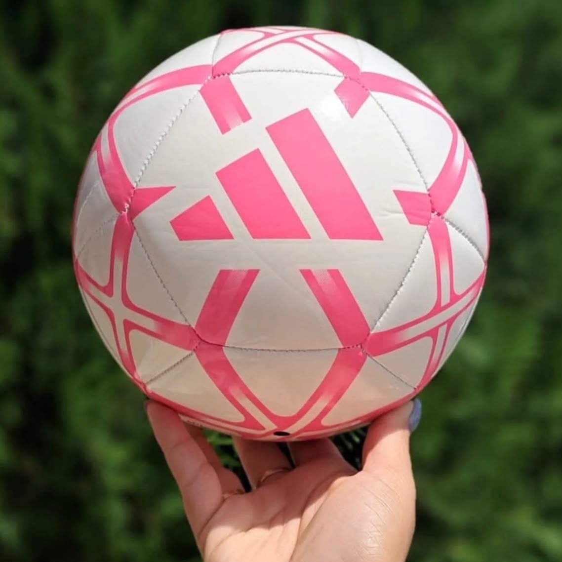 A BOLA DA ADIDAS