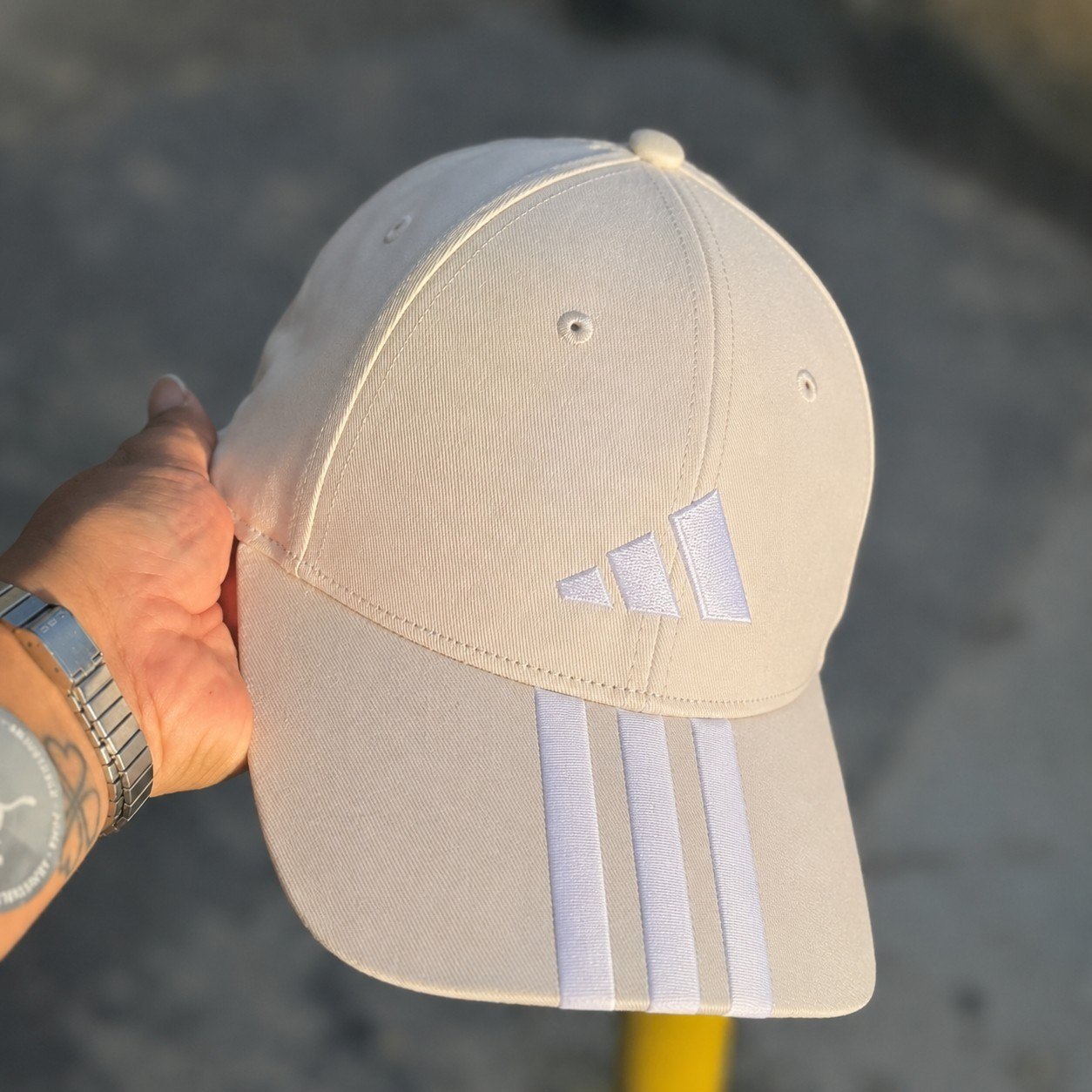 PRECINHO NESSE BONÉ DA ADIDAS