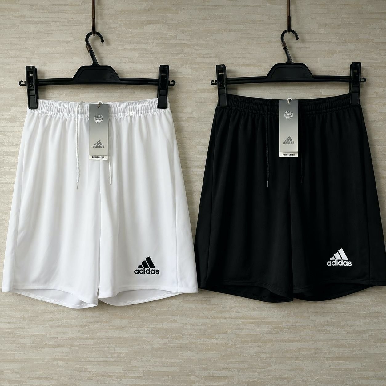 É O KIT COM 2 SHORTS ADIDAS
