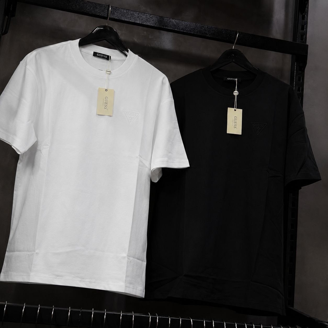 PEITA CASUAL DA GUESS 
Kit com 2 Camisetas Guess Bordado