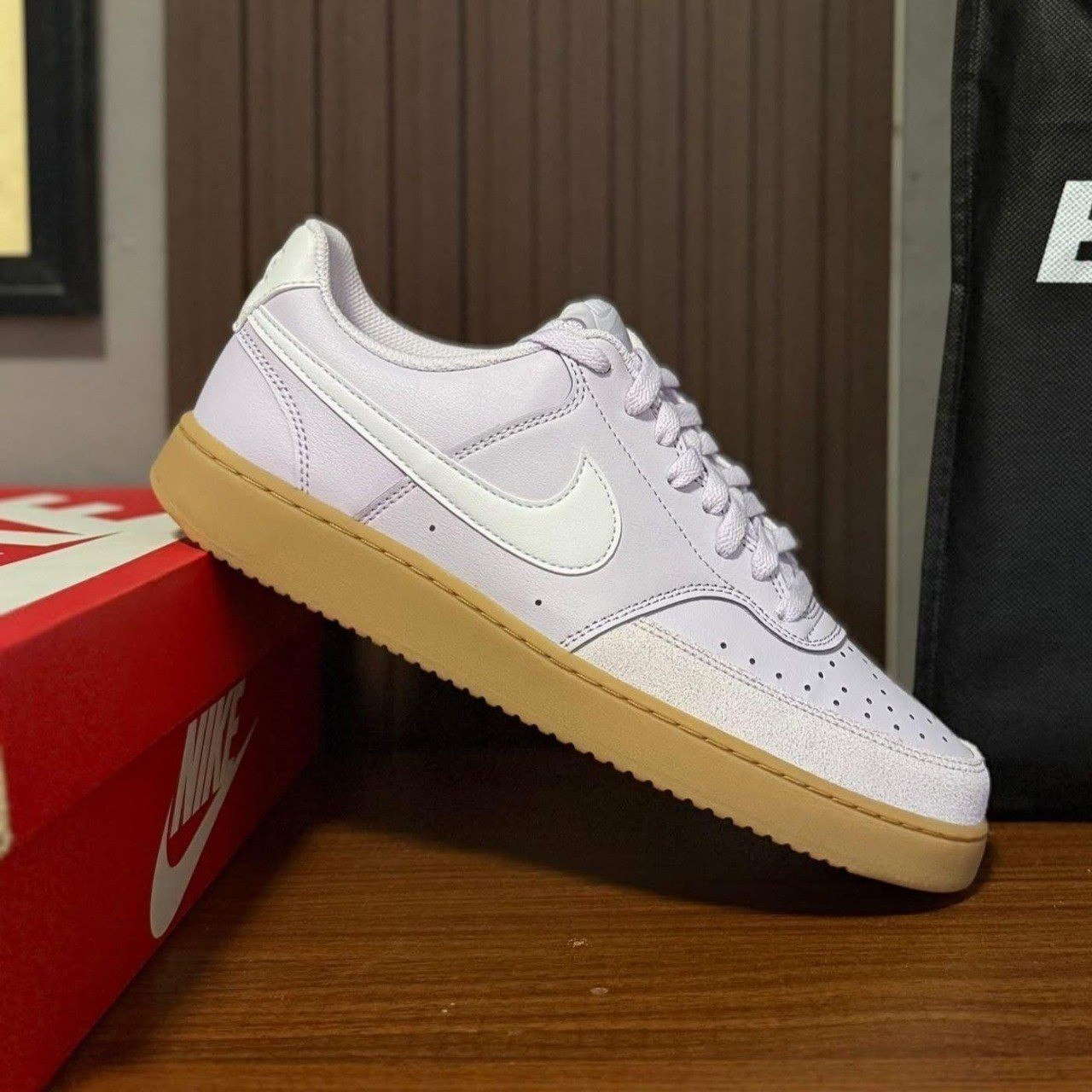 O FAMOSO NIKE COM A SOLA SUJA