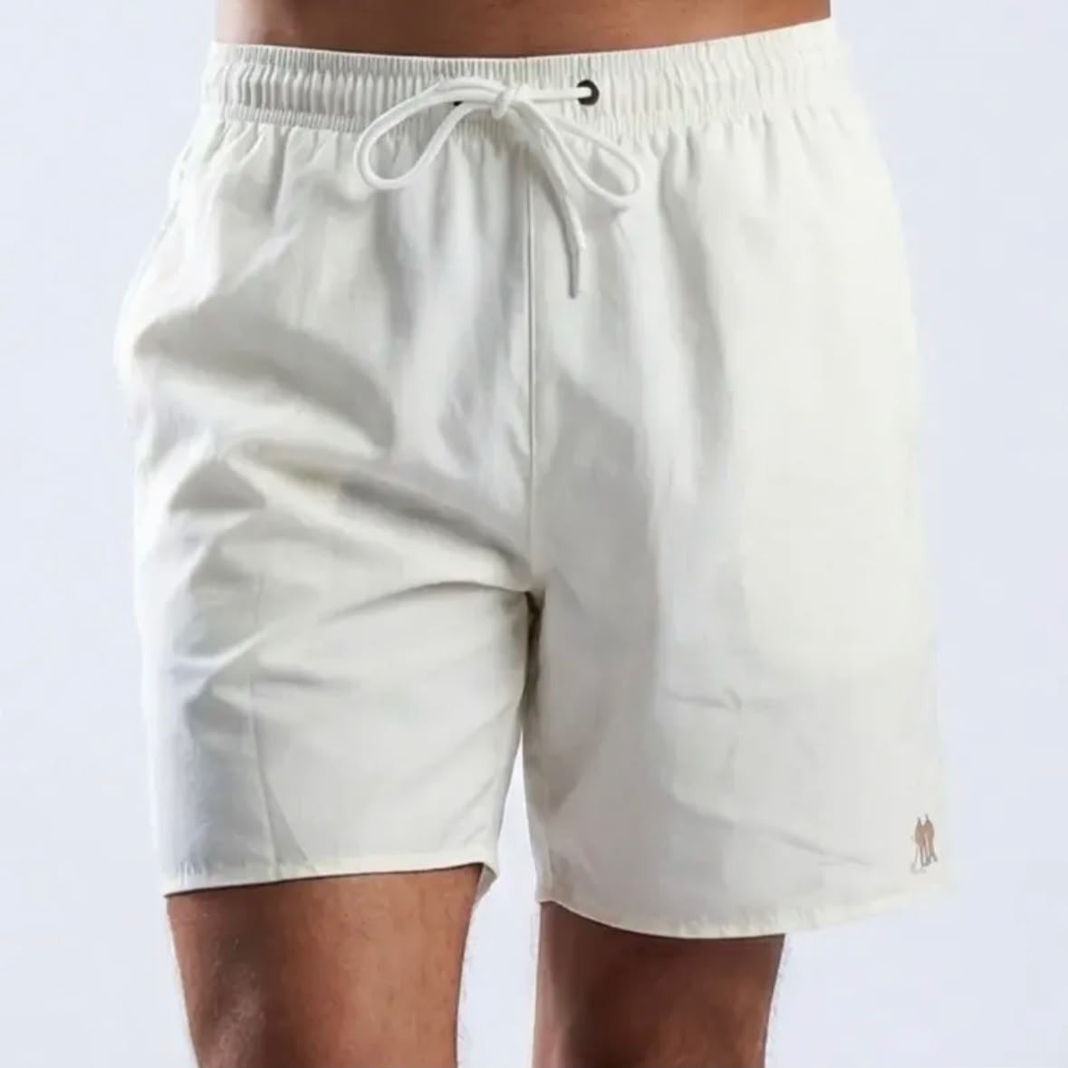 ABAIXARAM OS SHORTS, tão quase dando